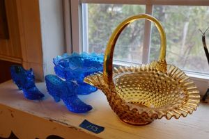 lot 153 image: Hobnail glass items in blue and amber