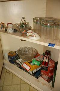 lot 157 image: Christmas glassware and decorations