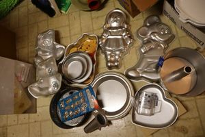 lot 196 image: Cake molds and baking pans