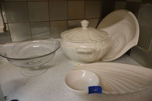 lot 201 image: Soup tureen, shell shaped serving platters, and clear serving bowl