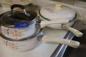 lot 208 image: Enamel Heirloom Cookware set
