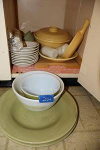 lot 204 image: Green and yellow dishes with matching Pyrex bowls