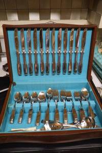 lot 181 image: Community Stainless flatware set with storage box