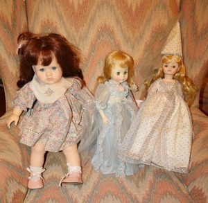 lot 43 image: Collectible dolls as shown