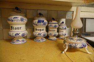lot 180 image: Blue and white cannister set and electric lamp, see photos