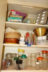 lot 187 image: Vintage glass jars, paper plates, and Easter egg coloring kits