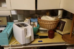 lot 189 image: Kitchen toaster, blender, food processor bread baskets with warmers, and more