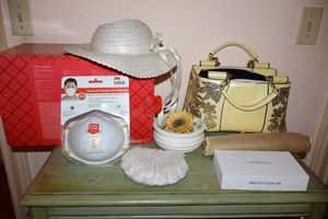 lot 100 image: Estee Lauder travel bag (looks unused), purses and more