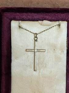 lot 4 image: Vintage 12kt ( cannot read clearly) gold chain and cross necklace