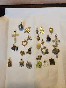 lot 34 image: Selection of Jewelry - charms and pendants