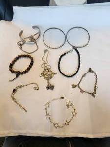 lot 38 image: Selection of Jewelry - bracelets