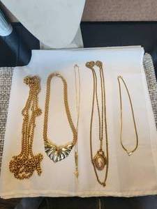 lot 40 image: Selection of Jewelry - necklaces
