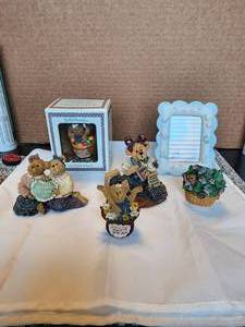 lot 7 image: Selection of Boyd Bears decor