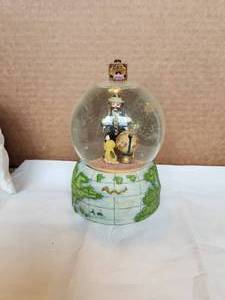 lot 52 image: Collectible Vintage Kelly Jr - Glass snow globe - Around the World in 80 days - E. Kelly Jr. - hand signed initials-signature