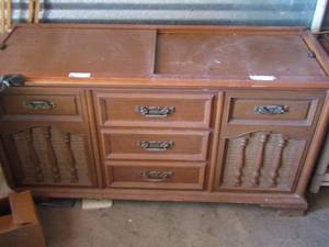 lot 31 image: magnavox  astro - sonic  record player