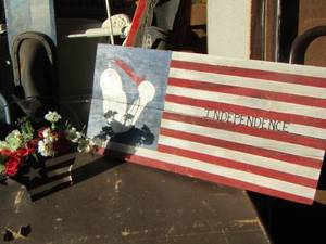lot 65 image: independence wooden dcor, handled metal star American flag flower holder