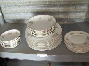 lot 92 image: Mikasa fine China jennifer 9317 dinner plates, saucers, salad bowls, dessert bowls