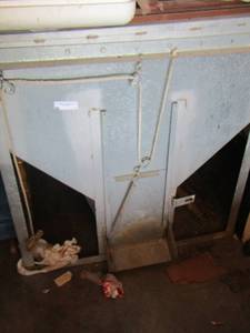 lot 1 image: Large grain feeder  -  in good condition