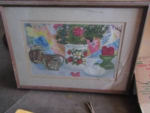 lot 88 image: floral dcor art glass is broken