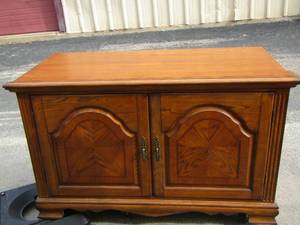 lot 8 image: Oak tv stand   Cabinet