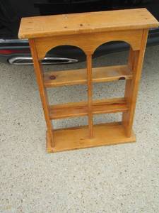 lot 163 image: small collectables wall shelf