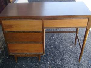 lot 168 image: 4 drawer desk