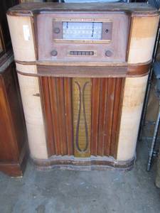 lot 12 image: general & electric antique radio