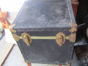 lot 206 image: storage box