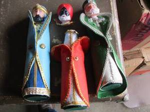 lot 250 image: qty 3 Christmas dolls 1 dolls head is not on