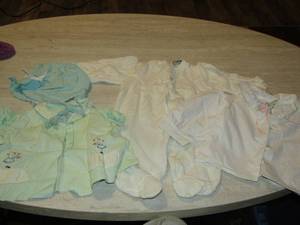 lot 298 image: VINTAGE BABY CLOTHES
