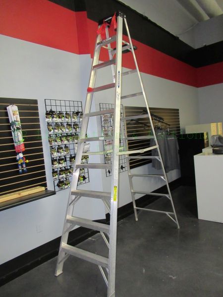 lot 7 image: Werner 10ft folding aluminum ladder