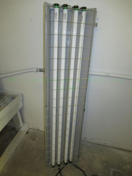lot 371 image: Overhead 4ft shop light fixture