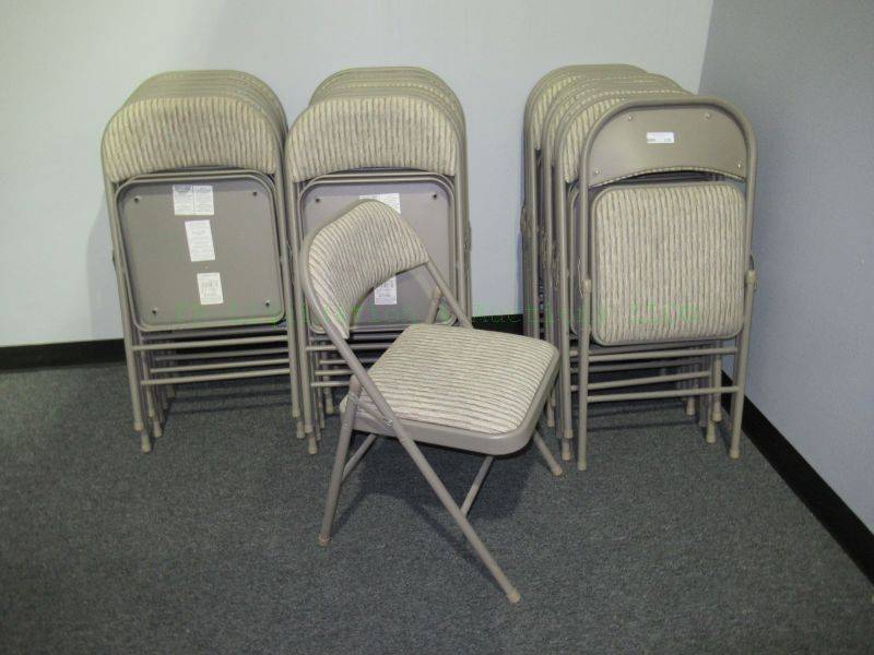 lot 828 image: Metal with padded seat folding chairs 21 count