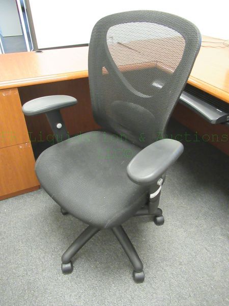 lot 421 image: Modern office chair