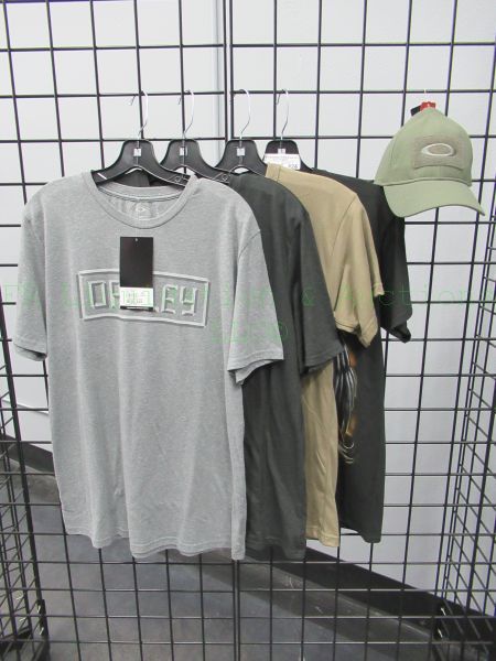 lot 424 image: NEW Oakley T-shirts & cap, tags attached