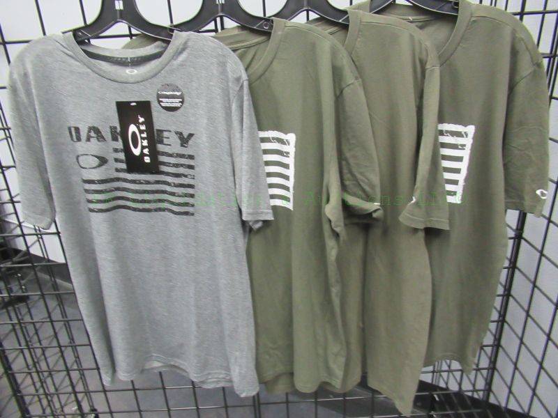 lot 428 image: NEW Oakley T-shirts, tags attached
