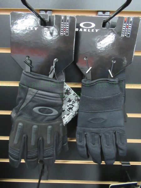 lot 438 image: NEW Oakley gloves, tags attached