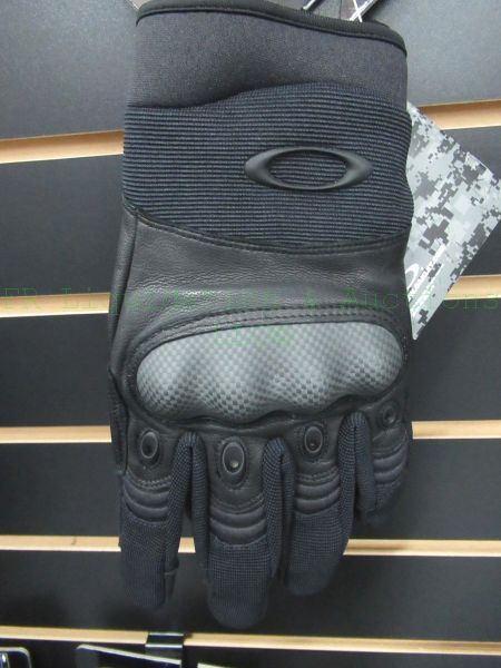 lot 442 image: NEW Oakley gloves with hard knuckles, tags attached