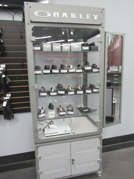 lot 444 image: Oakley display case, lighted, locking includes keys