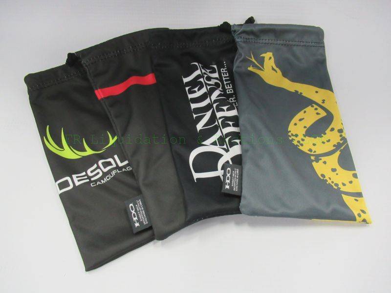 lot 470 image: Oakley optics cleaning cloths
