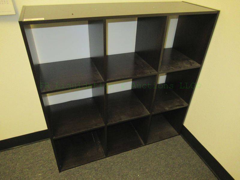 lot 472 image: Laminate display shelves, 36 x 36 x 12