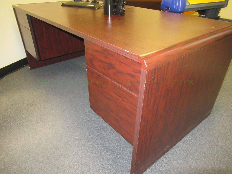 lot 475 image: Laminate office desk