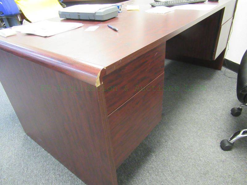 lot 479 image: Laminate office desk