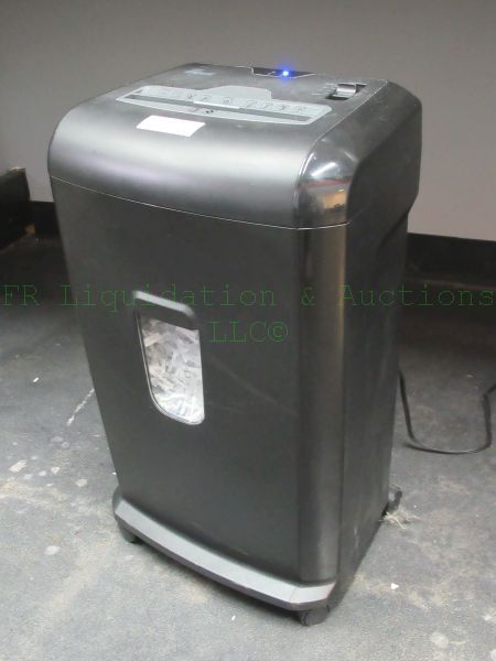 lot 500 image: Staples paper shredder model SPL-BXC152A