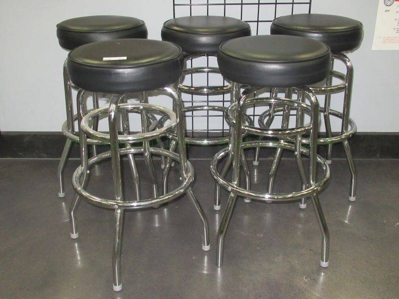 lot 518 image: Chrome base and vinyl seat bar stools, 5 count