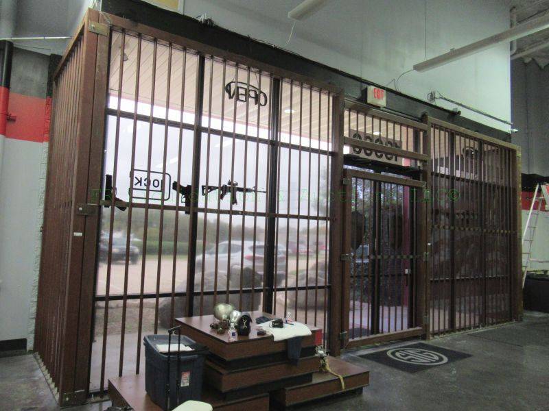 lot 519 image: Heavy duty Steel built entry security cage with hinged door
