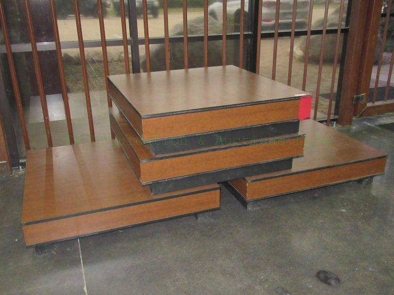 lot 520 image: Laminate step display