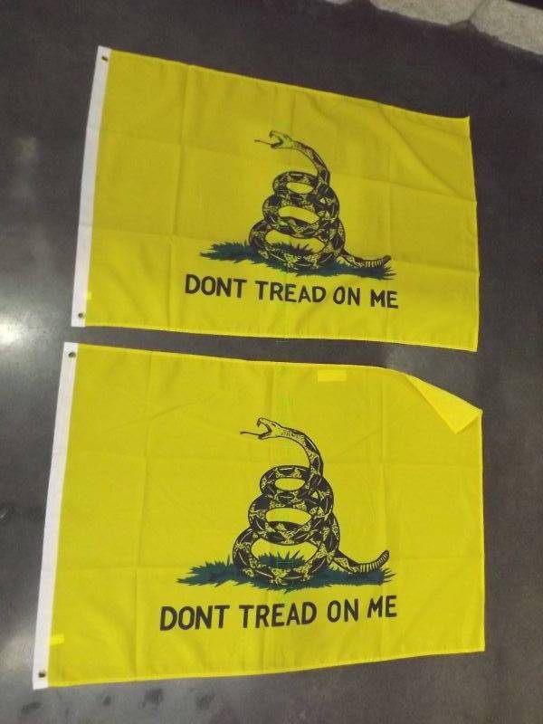 lot 821 image: Dont Tread on me patriotic flags