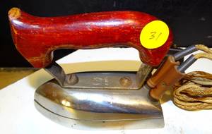 lot 31 image: VINTAGE DISKUS ELECTRIC CLOTHING IRON (1930s)