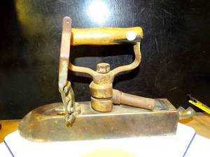 lot 32 image: ANTIQUE NY PRESSING IRON COMPANY GAS IRON - VERY HEAVY
